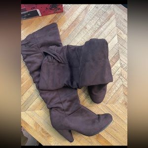 Long brown boots 
Comfortable 
Velvet fabric 
Chic and stylish